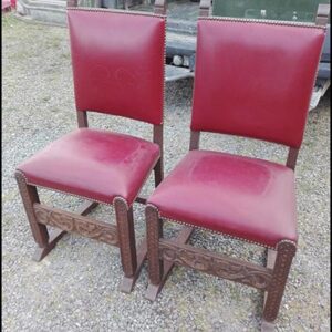 Chaises rouge cuir